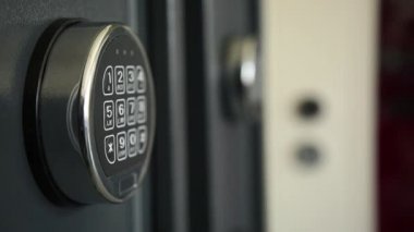 Kasa kodlu kilitler kapatın. Yuvarlak bir form kilitler. Kasa beyaz ve siyah bir atış. Yönlendirmesi ile kaldırılır.