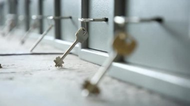 Anahtarları kasa anahtar delikleri eklenir. Bir anahtar eklenir, başka bir yüzük içinde bekletilir. Hafif kasa. Yönlendirmesi ile kaldırılır.