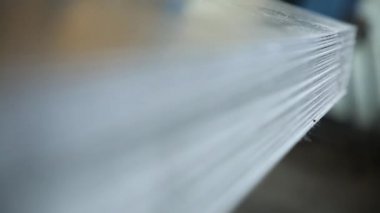 Sac bir yığın tarafından konur. Yönlendirmesi ile kaldırılır. Sayfaları bölümünde kaldırılır. Renk yaprak çelik.