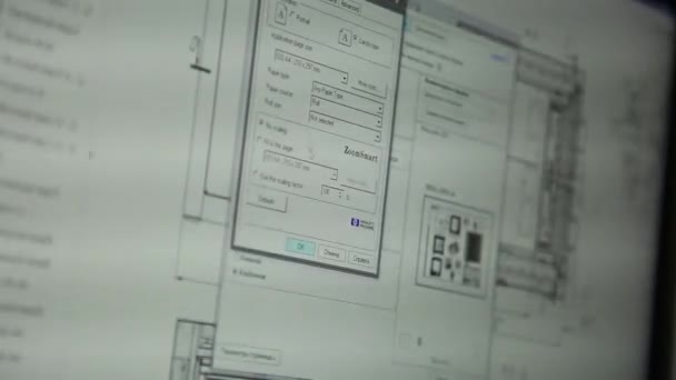 Компьютерный Экран Сотрудник Готовит Документ Печати Выбирает Параметры Печати Документа — стоковое видео