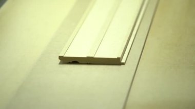 Plinths üretimini çekim. Kaide. Üretim. Işleme. Kapat şunu. Konveyör. Konveyör üzerinde kaideler için preparatlar.