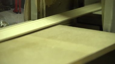 Plinths çekim. Plinths üretimi. Süpürgelik. Plinths üretimi. Üretim. Yakın çekim.