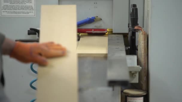 Зйомки Виробництва Плінтусів Працівник Виробництві Пострілі Немає Людини Руки Основному — стокове відео