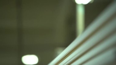 Bir depoda hazır kaideler çekim. Kapat şunu. Doğal aydınlatma. Kamera tarafından yürütülmekte. Plinths üretimi. Plinths tamamen görünmez