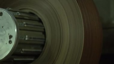 Bir Plinth üzerinde koruyucu bir film çekim. Bir Plinth için koruyucu bir filmin makara üzerinde yakın. Süpürgelik. Doğal aydınlatma. Yakın çekim.