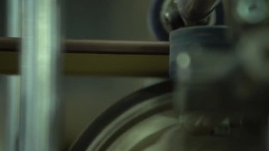 Bir Plinth üzerinde koruyucu bir filmin yapıştırılarak çekim. Film yapıştırıldı. Bir Plinth üzerinde bir film yapıştırma üzerinde ekipman silindirleri yakın. Plinths üretimi. Doğal aydınlatma. Kapat şunu. Bir Plinth üretimi. Renk düzeltmesi olmadan video.