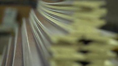 Bir kaide bölümünün çekim. Plinths yeniden odaklama yoluyla bölümünde kaldırılır. Ürünler yığılmış. Doğal aydınlatma. Renk düzeltmesi olmadan video. Yakın çekim.