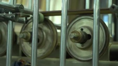 Bir Plinth üzerinde koruyucu bir filmin yapıştırılarak çekim. Film yapıştırıldı. Bir Plinth üzerinde bir film yapıştırma üzerinde ekipman silindirleri yakın. Plinths üretimi. Bir Plinth üretimi. Doğal aydınlatma. Kapat şunu. Renk düzeltmesi olmadan video.