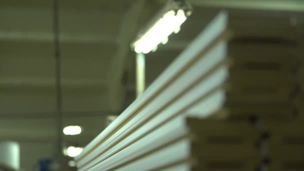 Производство Плинтусов Крупный План Постах Готовые Плиты Складе Естественное Освещение — стоковое видео