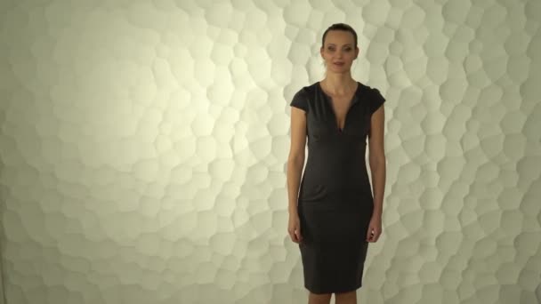 Güzel Kız Kameradaki Duvardan Çıkıyor Model Durur Sanal Düğmeye Basar — Stok video