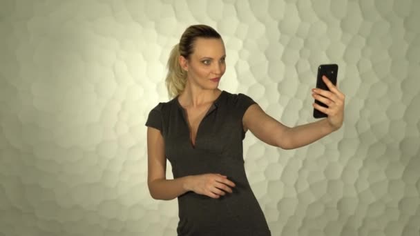 Belle Fille Utilise Smartphone Appuie Sur Écran Tactile Modèle Est — Video