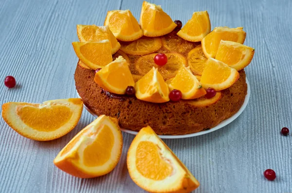 Pastel Naranja Caramelizado Dulce Decorado Con Arándanos Rojos Rodajas Naranja — Foto de Stock