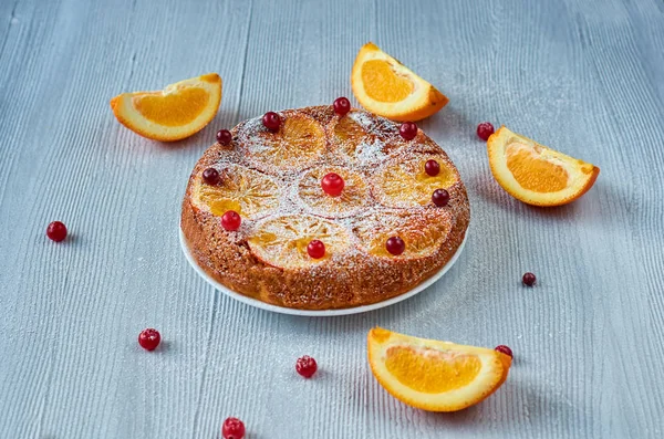 Pastel Cítricos Polvo Con Naranjas Caramelizadas Bayas Rojas Frescas Superficie — Foto de Stock