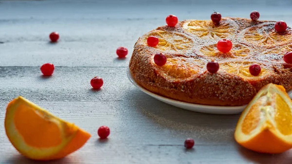 Tarta Naranja Casera Con Arándanos Rojos Frescos Rodajas Naranja Fondo — Foto de Stock