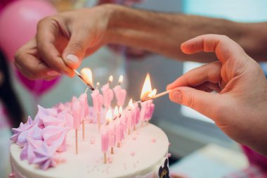 Mumlu doğum günü pastası, parlak ışıklar bokeh