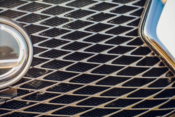 Voiture de luxe moderne grille close-up. Contexte, concept cher, sports auto détaillant — Photo