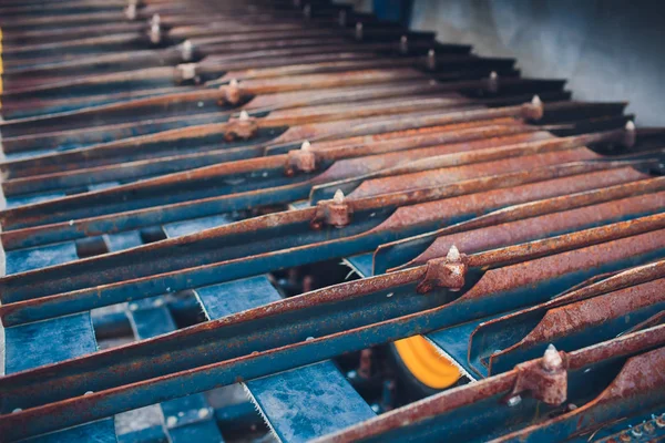 Producción de tractores, partes del tractor y también instrumentos onveyor etapa de montaje del cuerpo del tractor en fábrica . — Foto de Stock