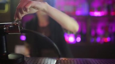 Buharı kokteyl kadın barmen. mavi saçlı kız. gece barda kokteyl yapımı