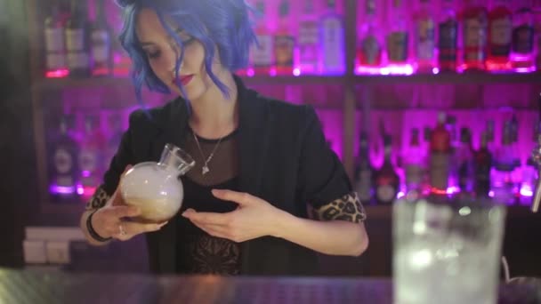 蒸汽鸡尾酒女酒保 蓝色头发的女孩 在夜吧制作鸡尾酒 — 图库视频影像