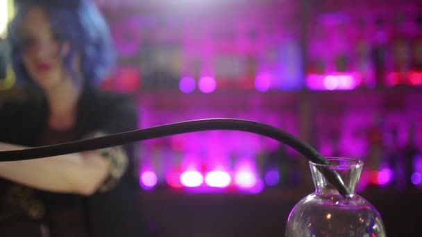 Vapor Cocktail kvinnlig bartender. flicka med blått hår. cocktail i baren — Stockvideo