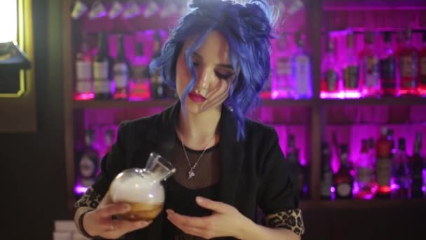 Паровая барменша из коктейля. девушка с голубыми волосами. приготовление коктейлей в ночном баре — стоковое видео