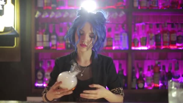 Dampfcocktail Barkeeperin. Mädchen mit blauen Haaren. Cocktailmachen in der Nachtbar — Stockvideo