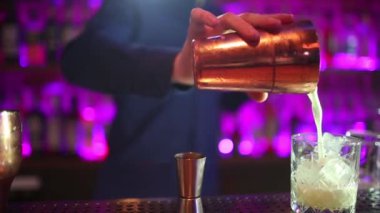 Barmen adam kokteyl shaker ile yapar..