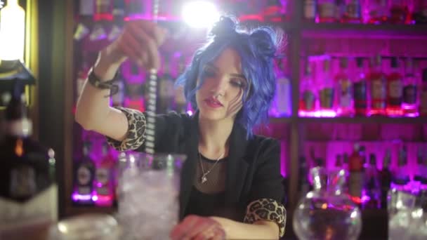 Barkeeperin. Mädchen mit blauen Haaren. Cocktailmachen in der Nachtbar — Stockvideo