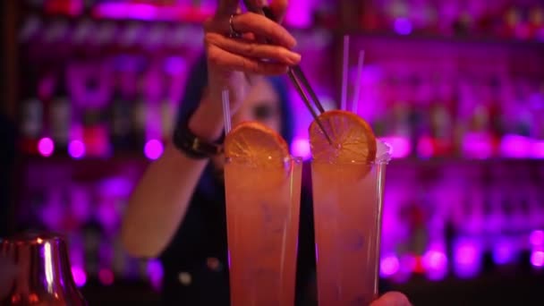 Kvinnlig Bartender Flicka Med Blått Hår Cocktail Nattbar — Stockvideo