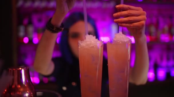 Барменша. девушка с голубыми волосами. приготовление коктейлей в ночном баре — стоковое видео