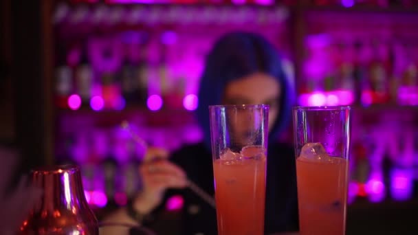 Kvinnlig bartender. flicka med blått hår. cocktail i baren — Stockvideo