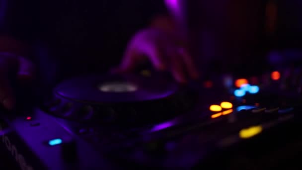 Maschio DJ riproduzione di musica in un cucciolo di notte — Video Stock