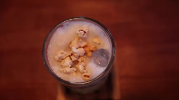 Bartender man gör cocktail vodka popcorn — Stockvideo