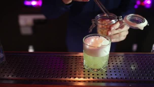 Barman člověk dělá popcorn koktejl z vodky — Stock video