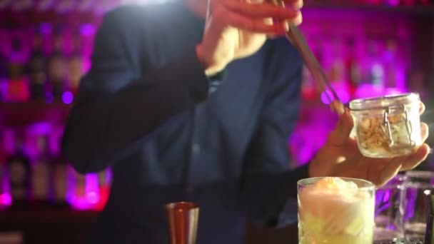 Barman člověk dělá popcorn koktejl z vodky — Stock video