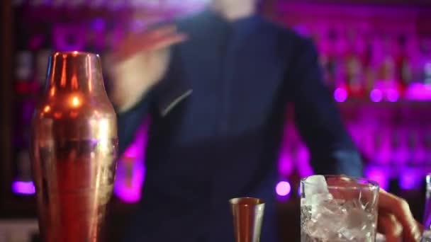 Barman man gör cocktails med en shaker. — Stockvideo