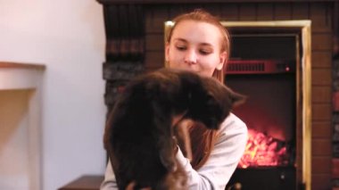 Şömine dinlenme şirin kedi kadınla.