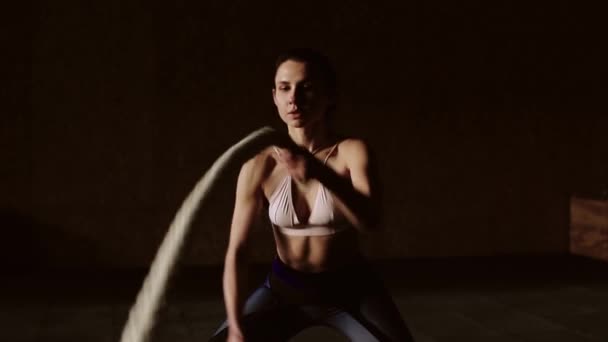 Красивая спортивная женщина работает с веревками коробка тренажерный зал копипространство уверенность мотивации спортивной деятельности образ жизни хобби здоровой мощной женственности тренировки. тонизирующий, медленный — стоковое видео