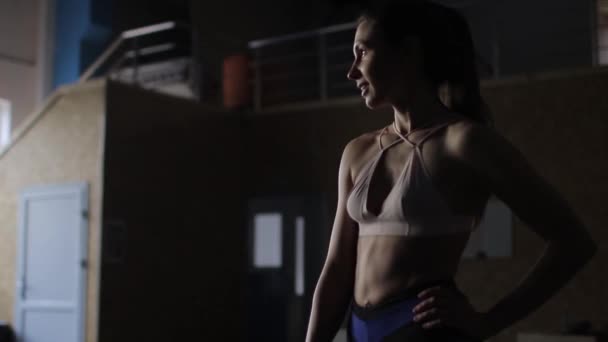Красива атлетична жінка, що працює з мотузками бокс спортзал копіспазм впевненість мотивація спорт спосіб життя хобі здорове потужне тренування жіночності . — стокове відео