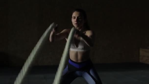 美丽的运动妇女工作与绳索盒健身房模仿空间信心运动生活方式活动爱好健康强大的女性训练. — 图库视频影像