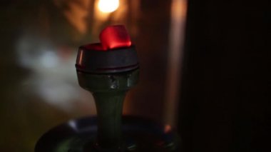 Nargile kömürü nargile kupa. Şık oryantal shisha. Shisha kavramı.
