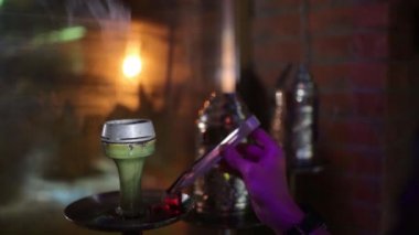 Nargile kömürü nargile kupa. Şık oryantal shisha. Shisha kavramı.