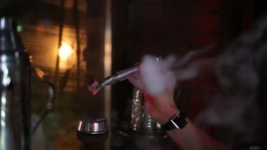 Nargile kömürü nargile kupa. Şık oryantal shisha. Shisha kavramı.