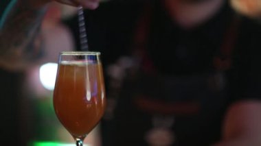 Uzman barmen gece kulübünde kokteyl yapıyor. Profesyonel barmen gece kulübü partide camına dökme tatlı suya bar içinde işte. Barmen Kokteyl dekorasyon.