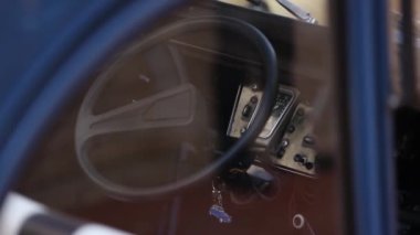 Monaco, Monako - 5 Temmuz, 2018: Retro araba park edilmiş eski Avrupa, şehir sokak.