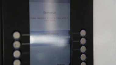 Monaco, Monako - 5 Temmuz, 2018: Mikro-Araba Renault modeli Twizy şehir sokak ile uzatılabilir kablosu takılı şarj siyah.