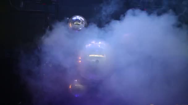 Ретро диско-мяч с фиолетовыми звёздами, отражениями и туманом в клубе . — стоковое видео