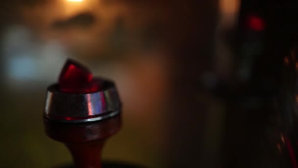 Кальян с горячими углями на тарелке Шиши. Стильный восточный шиш. Шиша . — стоковое видео