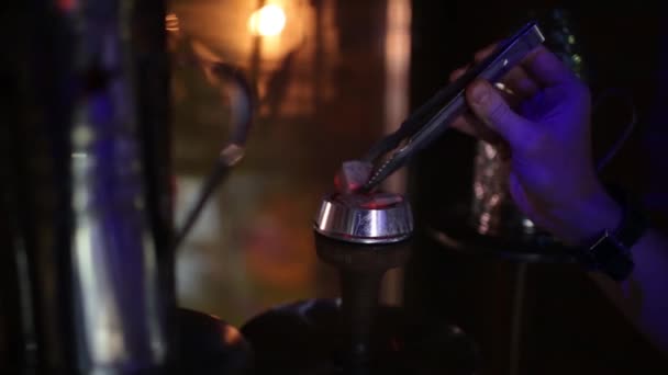 Charbons chauds de narguilé sur bol de shisha. Chicha orientale élégante. Concept Shisha . — Video