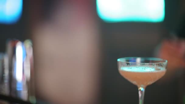 El barman experto está haciendo cócteles en el club nocturno. Camarero profesional en el trabajo en el bar verter bebida dulce en el vaso en la fiesta en el club nocturno. Barman está decorando cóctel . — Vídeos de Stock